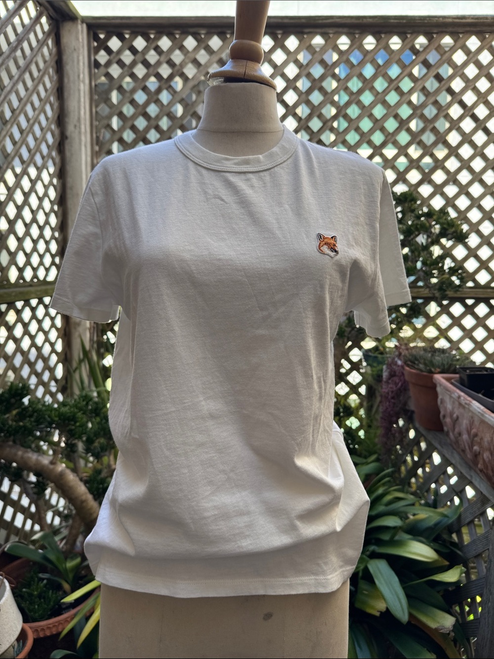 MAISON KITSUNÉ White Short Sleeve Tee with Fox Embroidery.  Size XS-SM.EUC